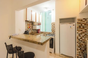 Apartamento | Cozinha privada | Geladeira, micro-ondas, cooktop, talheres/pratos/utensílios de cozinha