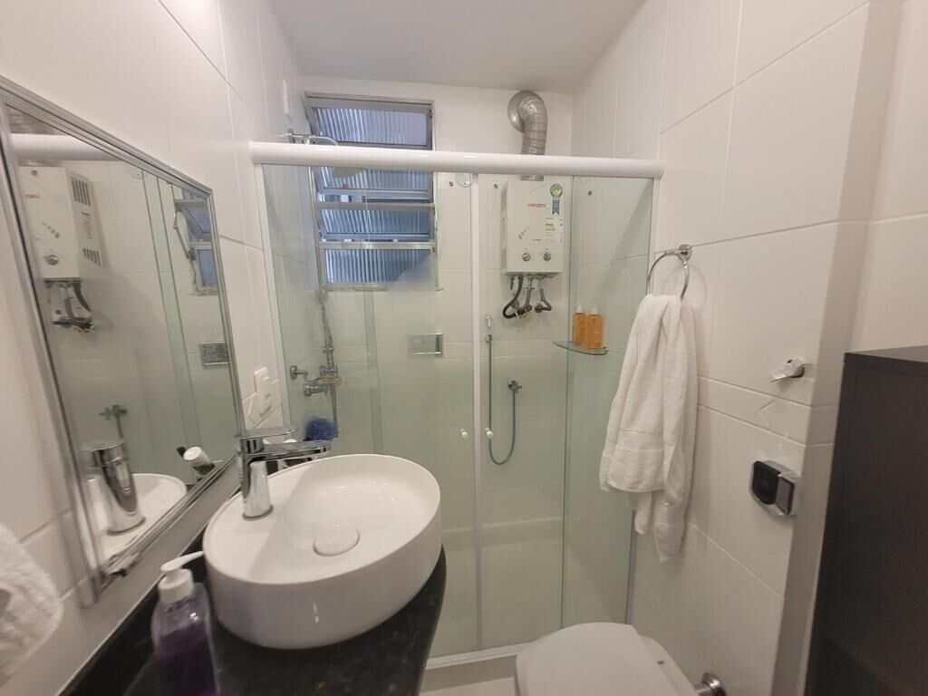 Lejlighed | Badeværelse | Bruser, hårtørrer, håndklæder, Toiletpapir