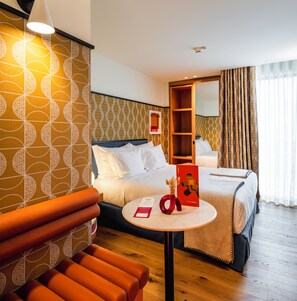 A hotel room with a bed, a bedside table, a chair, and a mirror. - Artcore Hotel Porto (Porto)