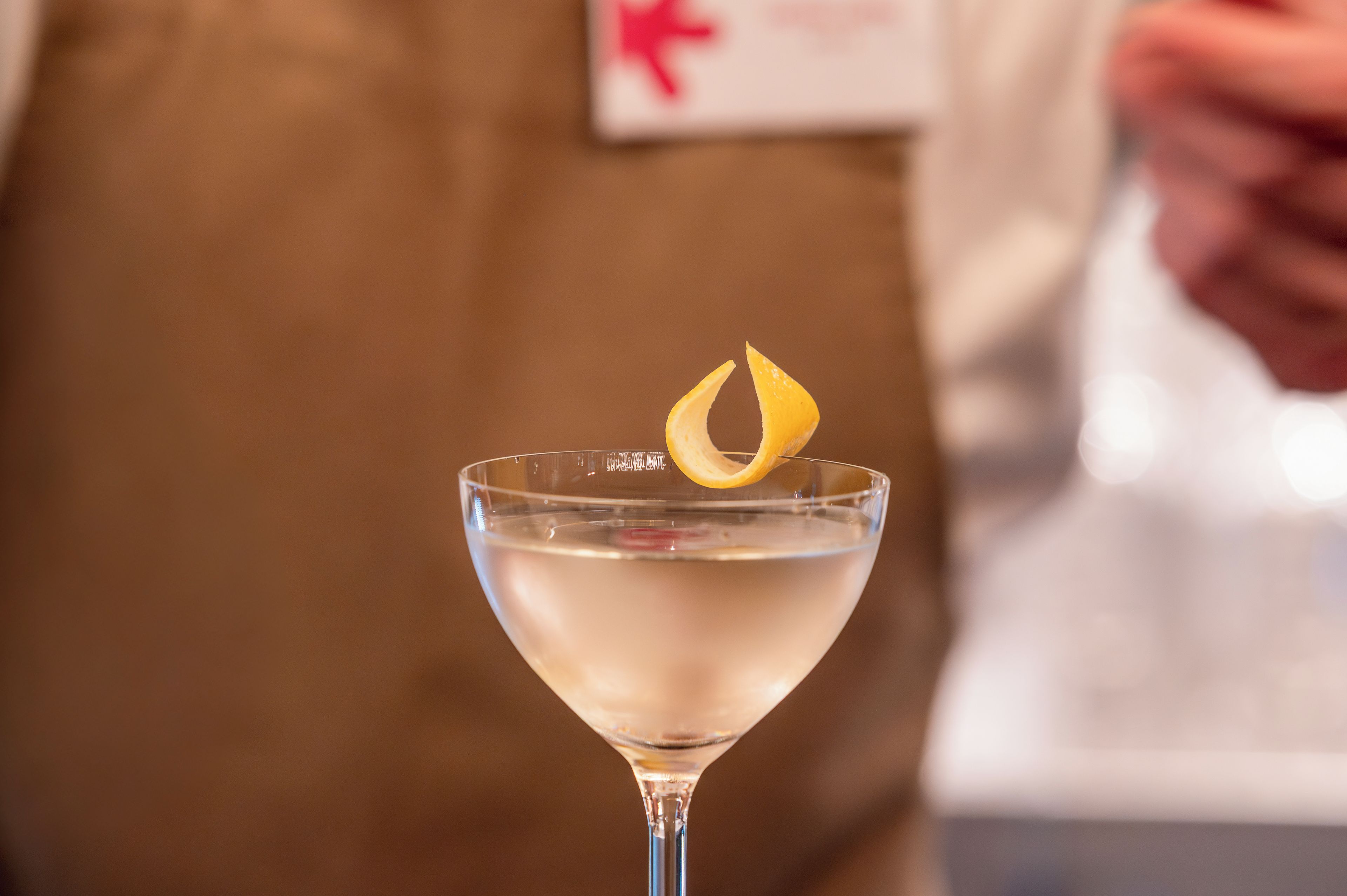 Una copa de martini de vidrio transparente con una rodaja de limón.