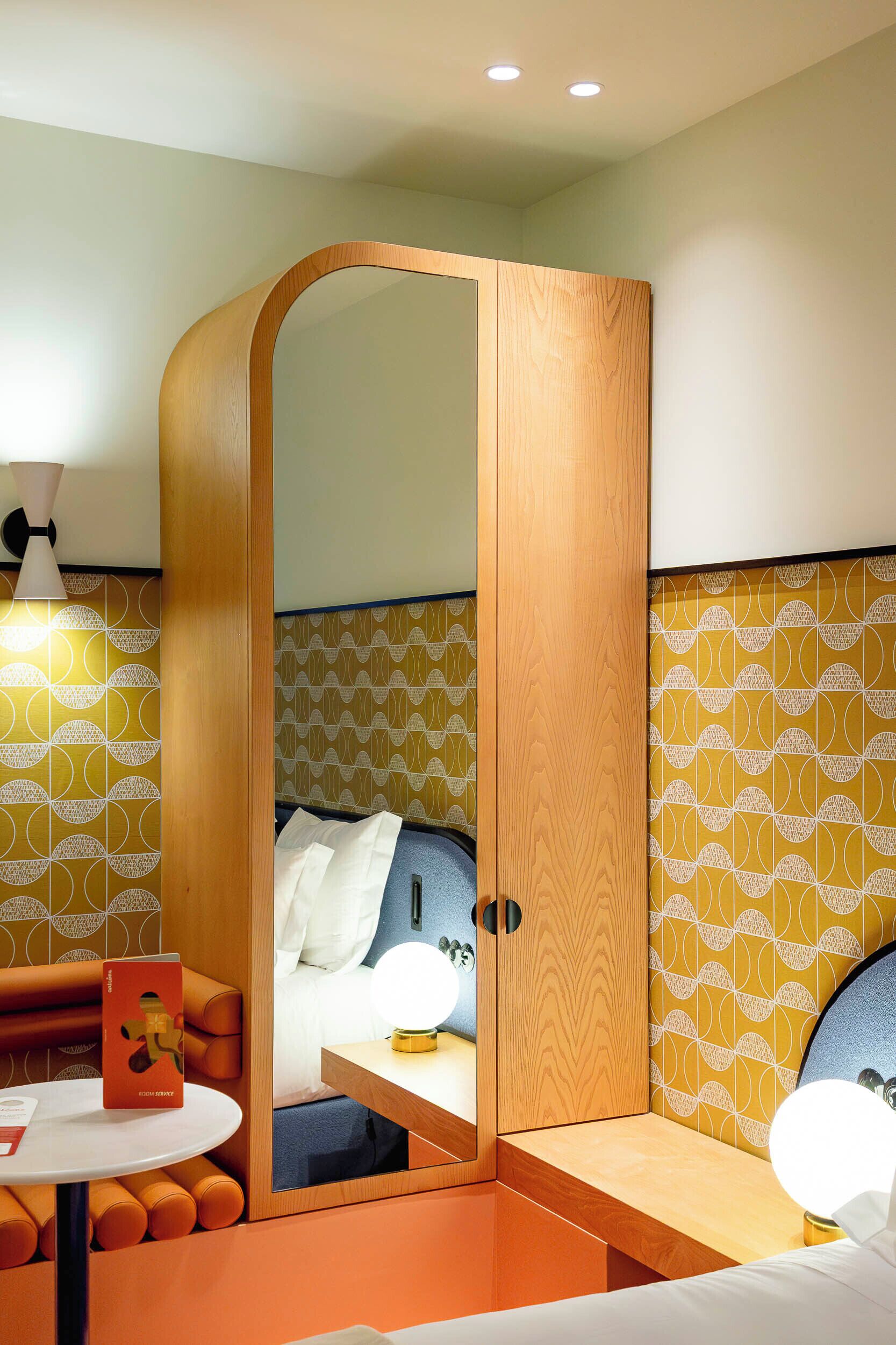 Douche à « effet pluie », sèche-cheveux, peignoirs, chaussons