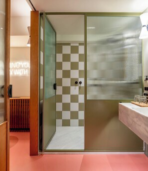 普通套房, 庭園景 (Urban Pateo Suite) | 浴室 | 雨淋花灑、風筒、浴袍、拖鞋