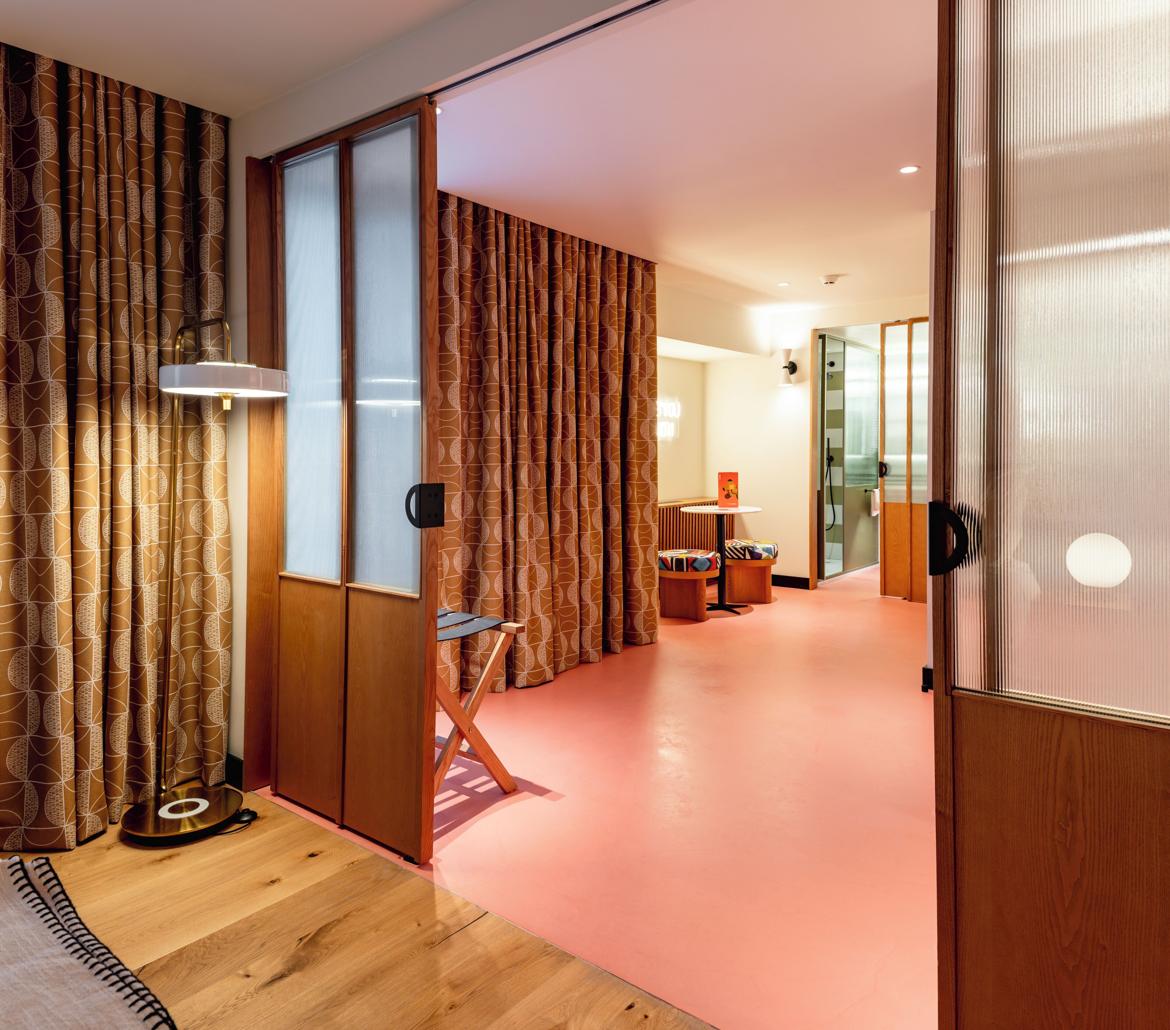 Suite Junior, vue cour intérieure (Urban Pateo Suite) | Draps en coton égyptien, literie de qualité supérieure