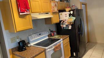 冷蔵庫、電子レンジ、オーブン、コンロ