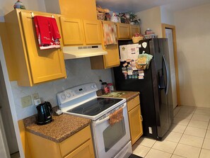 Een koelkast, een microgolfoven, een oven, een kookplaat