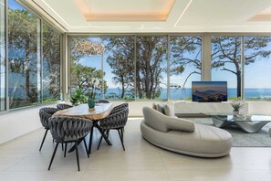 Una televisión, una oficina