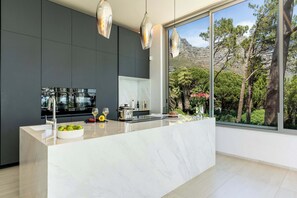 Geladeira, micro-ondas, fogão, cooktop