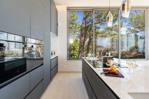 Frigorífico, microondas, horno y placa de cocina