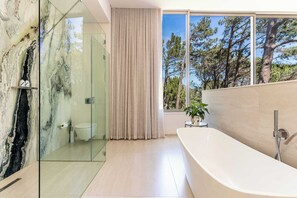 Douche, sèche-cheveux, serviettes fournies