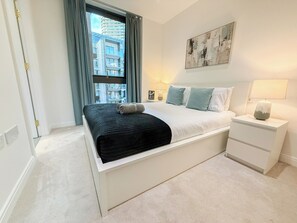 2 bedrooms, iron/ironing board, travel cot, free WiFi - Elegant 2-BR Flat w/ Lift & Private Balcony – Farringdon, Clerkenwell, Barbican (London)