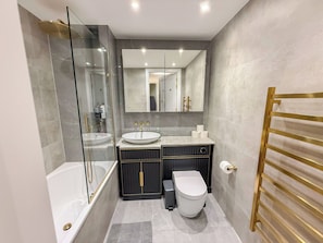 Dusche, Haartrockner, Handtücher, Seife