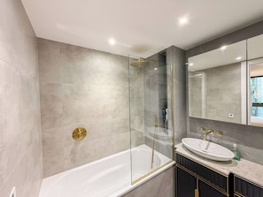 Douche, sĂšche-cheveux, serviettes fournies, savon