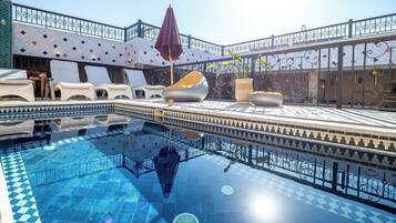 Piscina all'aperto, ombrelloni da piscina, lettini