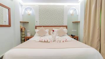 Camera Deluxe con letto matrimoniale o 2 letti singoli, vista cortile | Una cassaforte in camera, ferro/asse da stiro, Wi-Fi gratuito