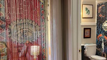 Assecador de cabells, tovalloles, sabó i paper higiènic