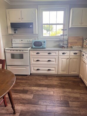 Microondas, horno, parrilla de estufa y lavavajillas 