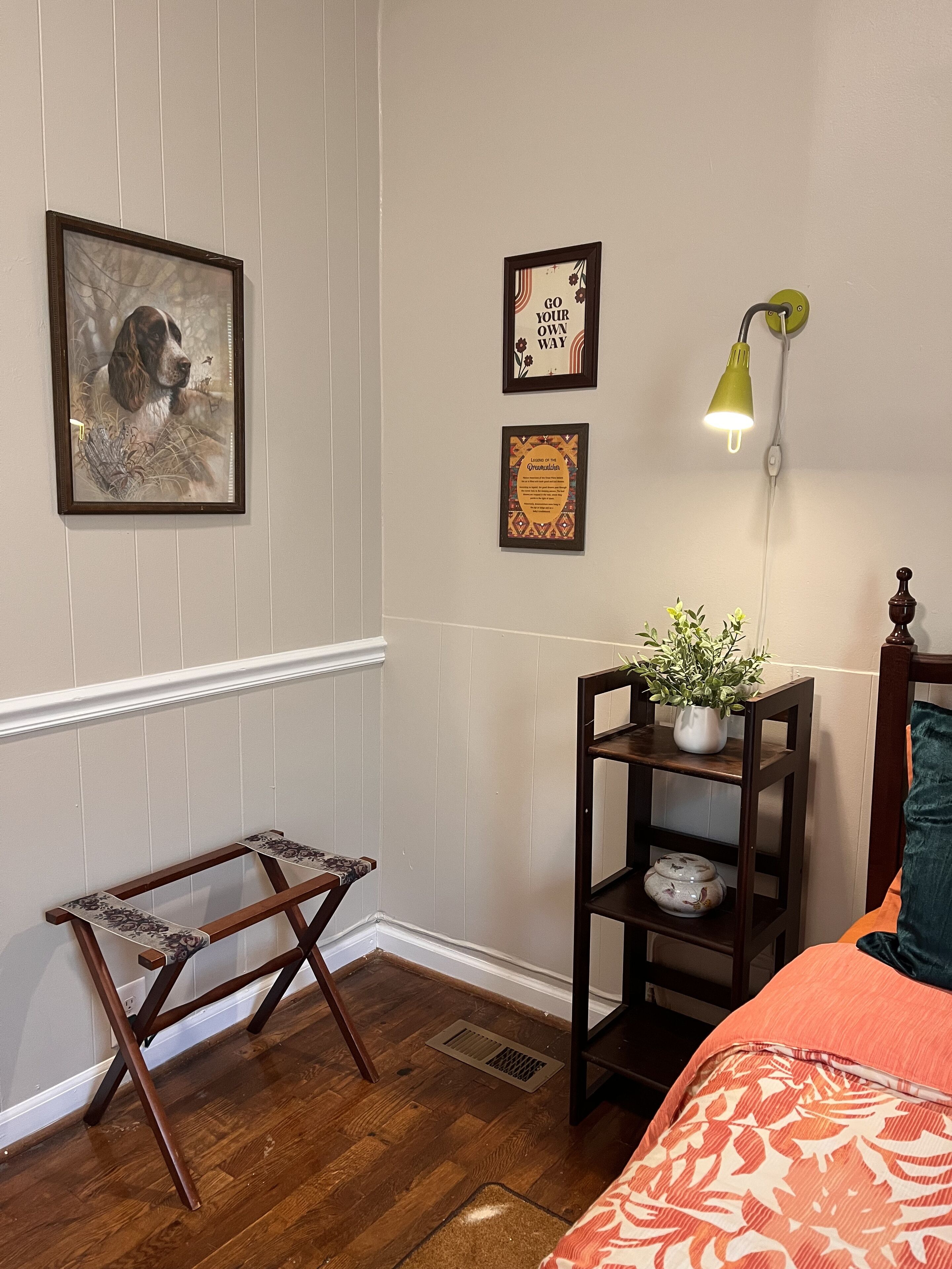 Een strijkplank/strijkijzer, wifi, beddengoed