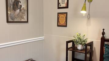 Een strijkplank/strijkijzer, wifi, beddengoed