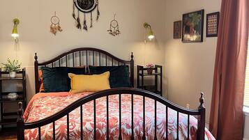 Planxa i posts de planxar, wifi i roba de llit