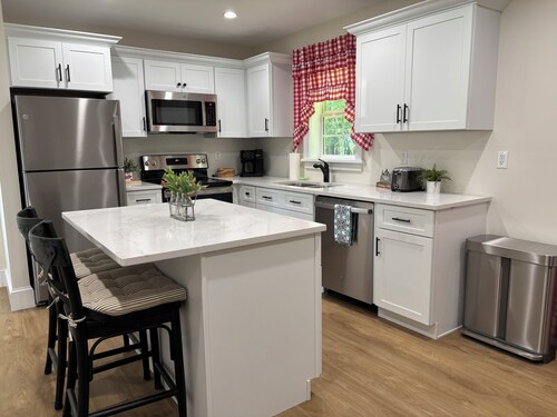 The Cozy Cardinal: Country Cottage with 2 Bedrooms, 1 Bedroom, Heat and AC