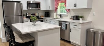 The Cozy Cardinal: Country Cottage with 2 Bedrooms, 1 Bedroom, Heat and AC