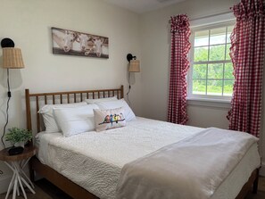 2 slaapkamers, een bureau, een strijkplank/strijkijzer, reisbedje