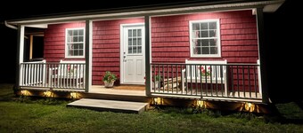 The Cozy Cardinal: Country Cottage with 2 Bedrooms, 1 Bedroom, Heat and AC