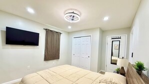 4 bedrooms, iron/ironing board, WiFi, bed sheets