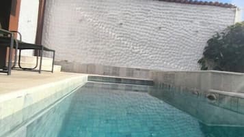 Hồ bơi ngoài trời, mở cửa từ 9:00 đến 22:00, ghế dài tắm nắng