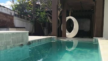 Piscina externa, funciona das 9h às 22h, espreguiçadeiras