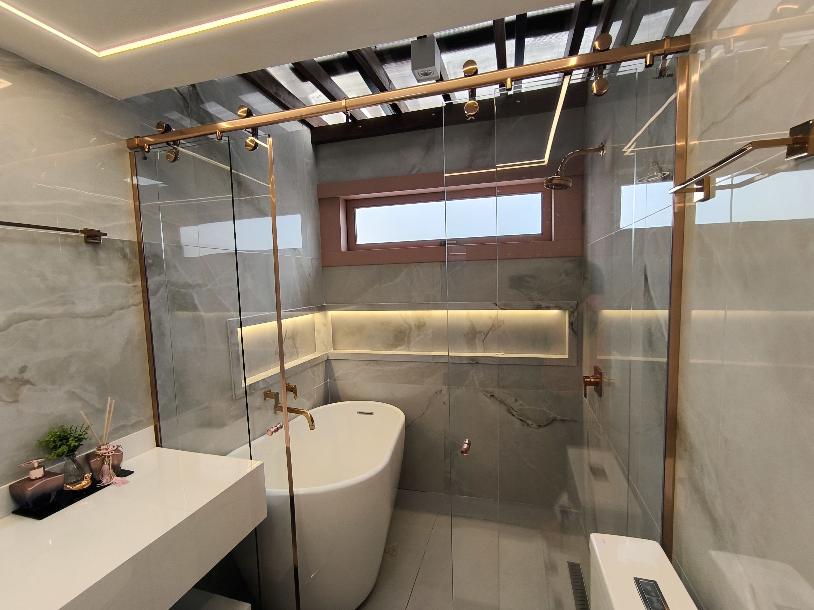 Habitación doble Deluxe | Baño | Tina y regadera independientes y amenidades de baño gratuitas 