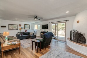 Smart-TV, peis og bøker