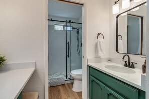 Shower, hair dryer, towels, soap - Oasis Escape: Quiet & Convenient (Tucson)
