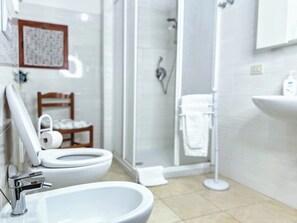 Shower, hair dryer, bidet, towels - Spacious apartment in the Center of Tropea for families and couples free parking (Tropea)