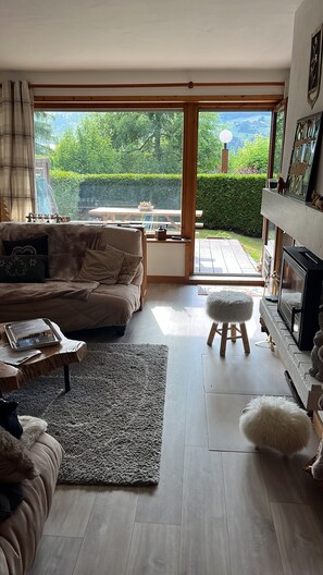 Televisie, een open haard en boeken