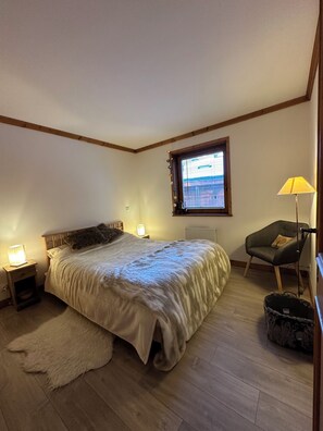 2 slaapkamers, een strijkplank/strijkijzer, gratis wifi, beddengoed