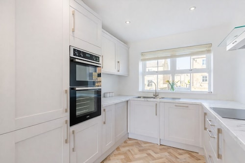 Spacious Modern Home Sleeps 8 | Garden & Free Parking | North Yorkshire