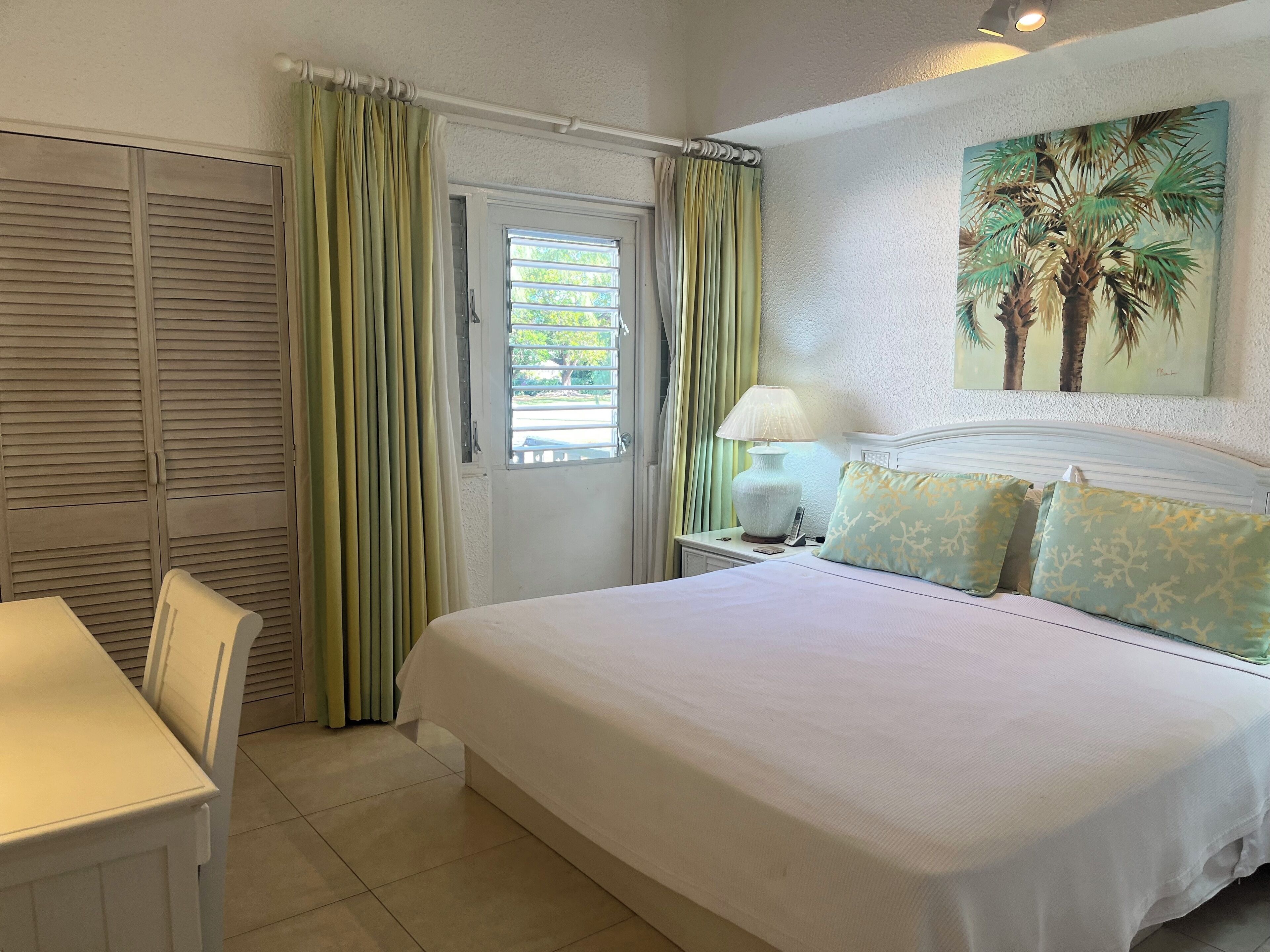 2 bedrooms, in-room safe, iron/ironing board, free WiFi