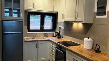 Jääkaappi, uuni, liesi, kahvin-/teenkeitin