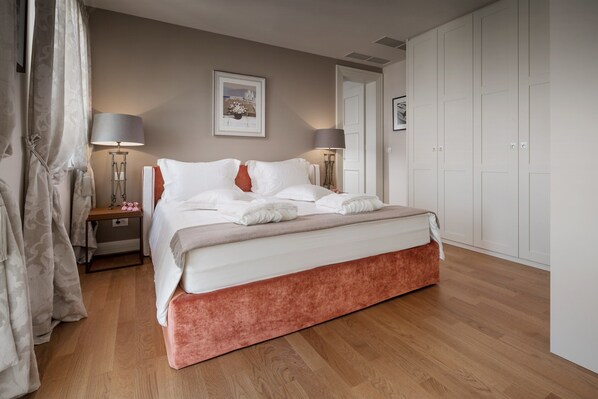 4 habitaciones, muebles diferentes y tabla de planchar con plancha