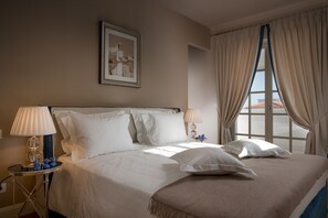 4 عدّة غرف نوم وطراز فريد لكل وحدة ومكواة/لوح كي وملاءات أسرّة