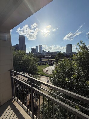 Property grounds - Luxury 1-bedroom apartment in Downtown Dallas with WiFi, fitness room plus more! (Dallas)