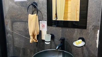 Ducha, toallas, jabón, shampoo
