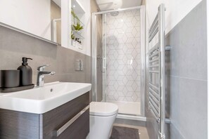 Douche, sèche-cheveux, shampoing