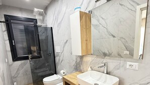 A modern bathroom with a large mirror, two sinks, a bidet, and a wooden vanity. - APARTMENT FREE SHUTTLE (Catania)