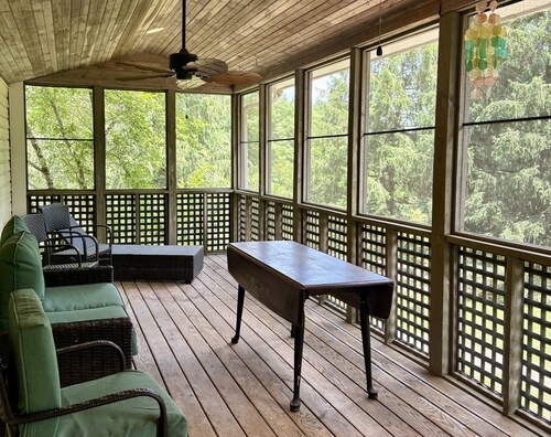 2 Bedroom 4 person house with private hot tub on Rural Estate