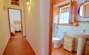 Ducha, secador de pelo y toallas