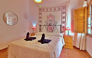 2 dormitorios, tabla de planchar con plancha, cuna de viaje