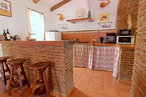 Réfrigérateur, micro-ondes, cafetière/bouilloire, grille-pain