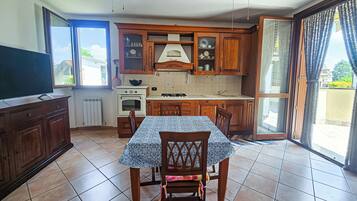 Kühlschrank, Mikrowelle, Ofen, Herdplatte